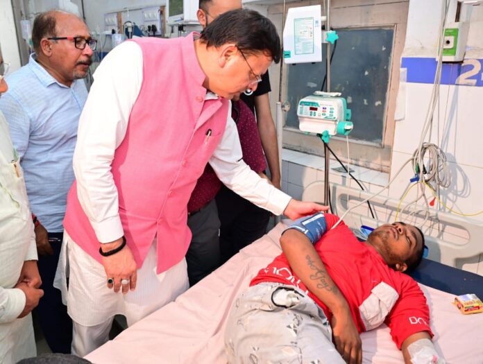 मुख्यमंत्री ने रविवार को हरिद्वार के जिला चिकित्सालय एवं एम्स ऋषिकेश पहुंचकर मनसा देवी मंदिर मार्ग पर हुए हादसे में घायल श्रद्धालुओं का हालचाल जाना