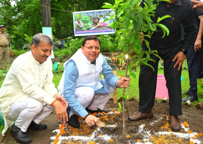 एक पेड़ माँ के नाम’ अभियान के अंतर्गत मुख्यमंत्री ने किया वृक्षारोपण, पर्यावरण संरक्षण का दिया संदेश