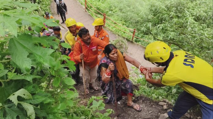श्री केदारनाथ यात्रा मार्ग पर SDRF जवानों ने बाधित मार्ग से श्रद्धालुओं को सकुशल पार कराया
