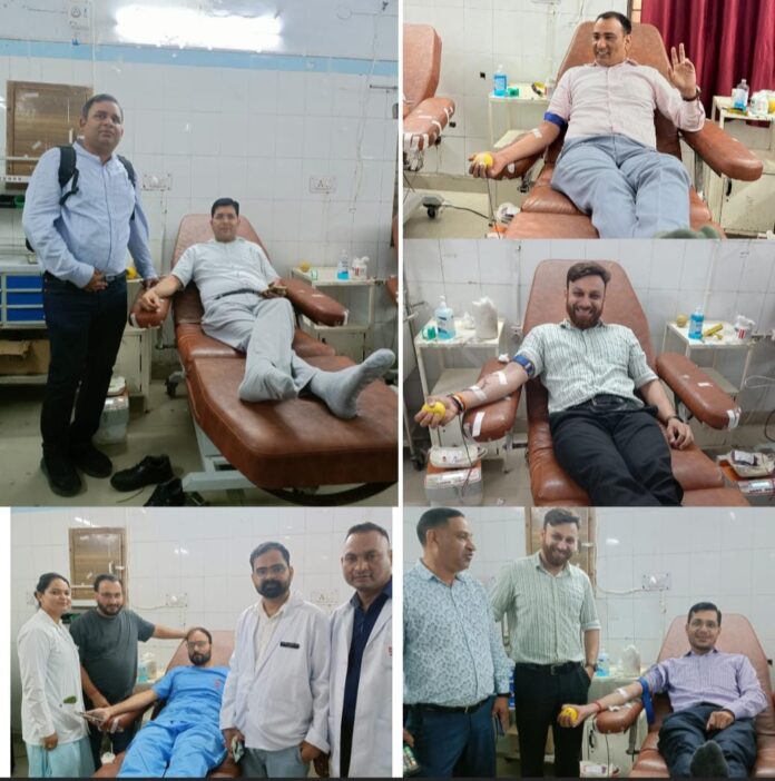 राजकीय दून मेडिकल कॉलेज के समस्त अधिकारियों व कर्मचारियों के द्वारा दून मेडिकल कॉलेज के रक्त केंद्र में हुआ रक्तदान शिविर का आयोजन