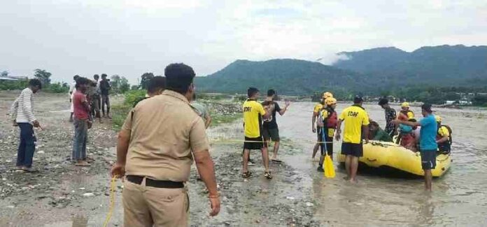 डाकपत्थर क्षेत्र में यमुना नदी के टापू में फंसे 11 व्यक्तियों को पुलिस ने सकुशल किया रेस्क्यू