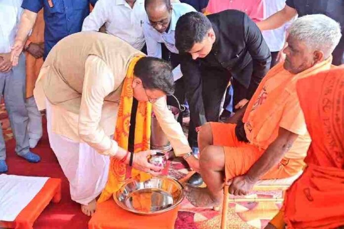 मुख्यमंत्री धामी ने ओम पुल में आयोजित कार्यक्रम में कांवड़ियों के पांव धोकर कावड़ियों/शिव भक्तों का किया स्वागत
