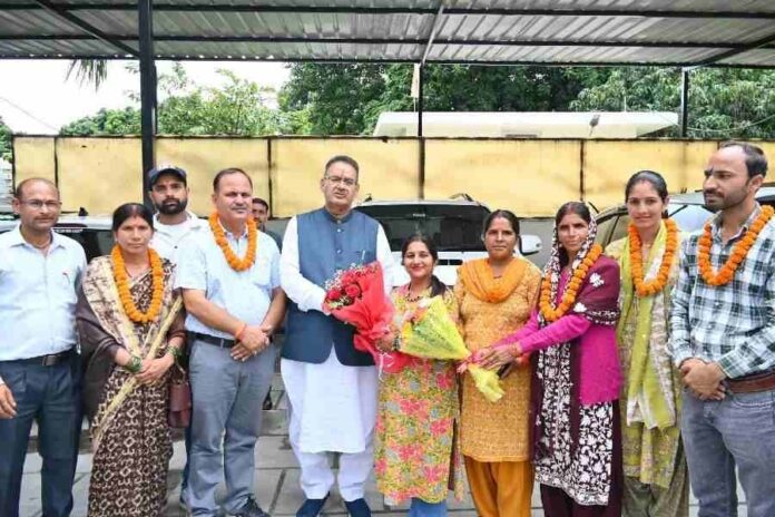 कैबिनेट मंत्री गणेश जोशी से मिले त्रिस्तरीय पंचायत चुनावों में विजयी जनप्रतिनिधि, मंत्री ने दी जीत की बधाई