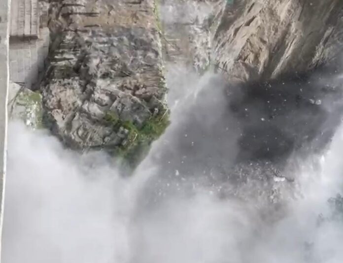 टीएचडीसी के निर्माणधीन जल विद्युत परियोजना के डाइवर्जन साइड पर भारी भूस्खलन से मची अफरातफरी, 8 घायल