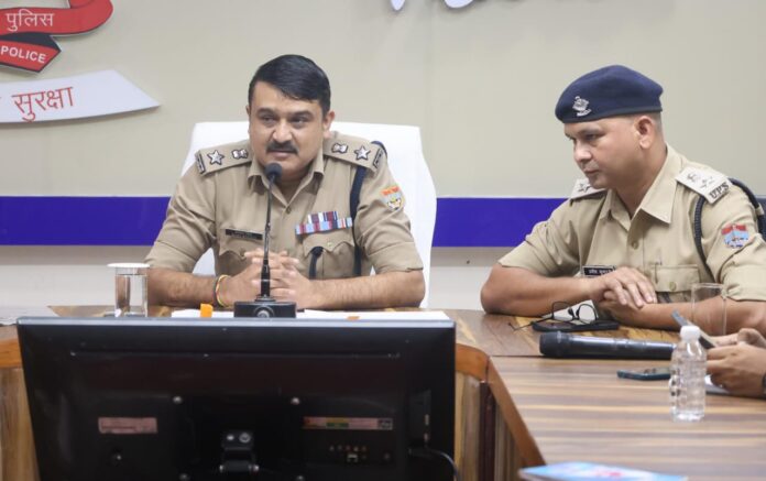 प्रस्तावित पुलिस आरक्षी भर्ती (जनपदीय पुलिस/पीएसी/आईआरबी) की लिखित परीक्षा मे ड्यूटीरत सभी अधिकारियों/कर्मचारियों की एसएसपी दून ने की ब्रीफिंग