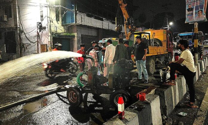 जल भराव क्षेत्रों से पानी की निकासी में उपयोगी साबित हो रहे जिला प्रशासन के हाई प्रेशर डी-वाटरिंग पंप,