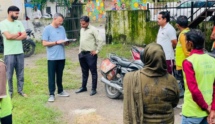 मेयर थपलियाल ने औचक निरीक्षण कर सुपरवाइजर एवं कर्मचारियों को दिए सक्त निर्देश