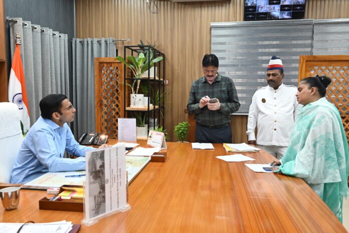 दाखिल खारिज को 1 वर्ष से भटक रही थी किरन; डीएम के संज्ञान में आते ही दाखिल खारिज आदेश