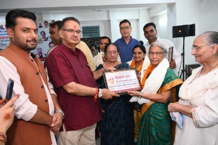 शिक्षक दिवस पर सम्मान समारोह में बोले मंत्री गणेश जोशी, शिक्षक राष्ट्र के निर्माता