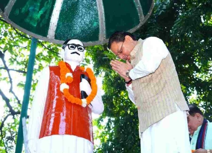 मुख्यमंत्री धामी ने पंडित दीनदयाल उपाध्याय की जयंती पर दीनदयाल पार्क स्थित उनकी प्रतिमा पर किया माल्यार्पण