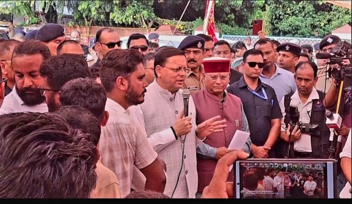 अभिभावक और दोस्त दोनों भूमिका में नजर आए सीएम धामी, सीएम ने चिरपरिचित कूल अंदाज से ग्राउंड जीरो पर पहुंच संवाद से निकाला हल