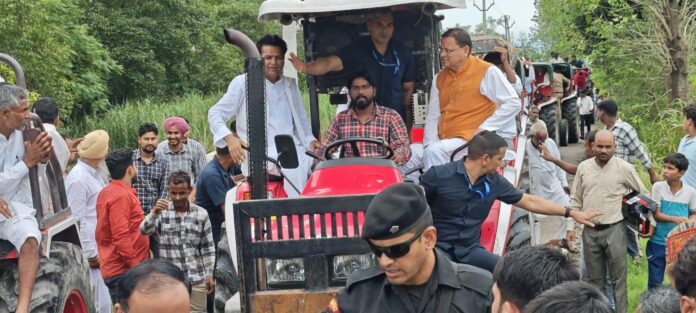 भारी बारिश के बीच ट्रैक्टर से पहुँचे हरिद्वार के लक्सर आपदा प्रभावित क्षेत्रों में, स्थलीय निरीक्षण कर राहत कार्यों को गति देने के दिए निर्देश