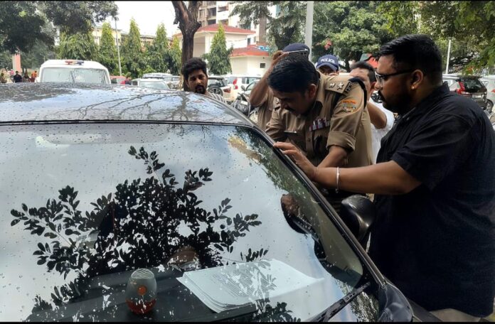 जब एसएसपी दून ने बुजुर्ग व्यक्ति को दिलाया विश्वास, दून पुलिस हर कदम पर है आपके साथ।