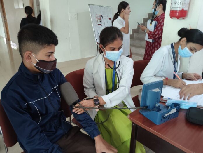 एकलव्य माॅडल रेजीडेंशियल स्कूल में श्री महंत इन्दिरेश अस्पताल का निःशुल्क स्वास्थ्य शिविर