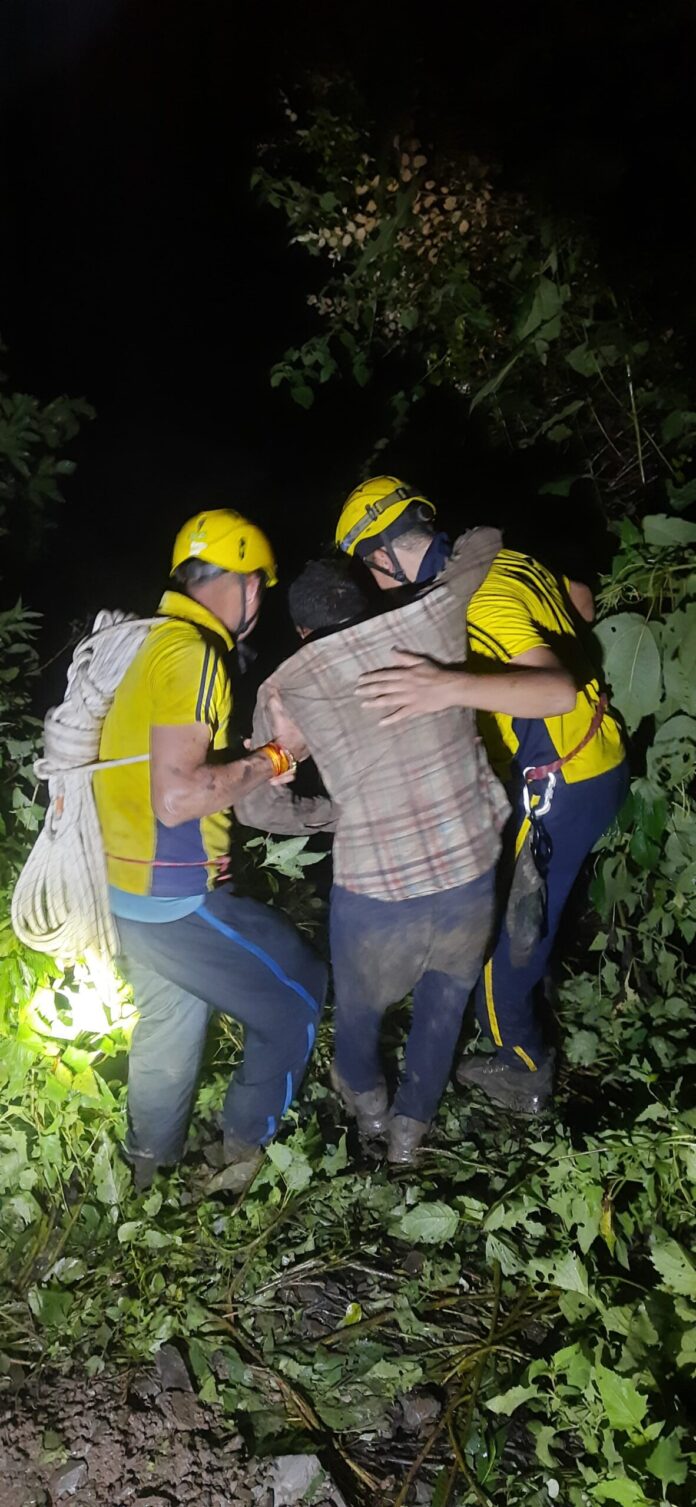 जनपद पौड़ी, व्यास चट्टी में जेसीबी दुर्घटनाग्रस्त