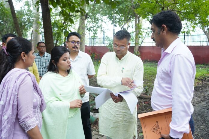 मेयर और नगर आयुक्त ने किया गांधी पार्क के सौंदर्यीकरण का निरीक्षण
