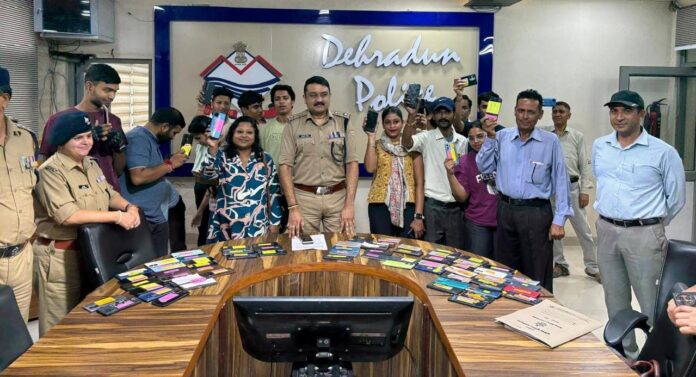 खोये मोबाइलों को वापस लौटाकर दून पुलिस ने बिखेरी चेहरों पर मुस्कान