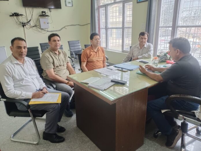 निदेशक चिकित्सा शिक्षा उत्तराखंड डॉ0 अजय आर्य, अपर निदेशक डॉ रविंद्र singh बिष्ट आज उत्तरकाशी पहुंचे