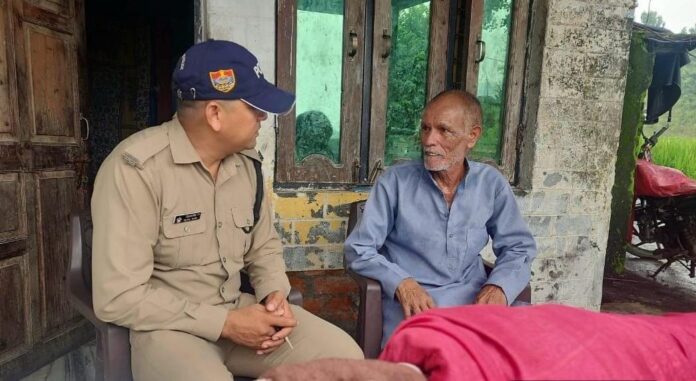 एसएसपी दून के निर्देशो पर दून पुलिस द्वारा अकेले निवास कर रहे सीनियर सिटीजनों से मुलाकात कर ली गई उनकी कुशल क्षेम