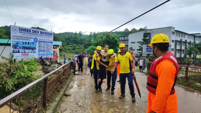 SDRF द्वारा देवभूमि इंस्टिट्यूट, पौंधा में फंसे 200 छात्र-छात्राओं का रेस्क्यू