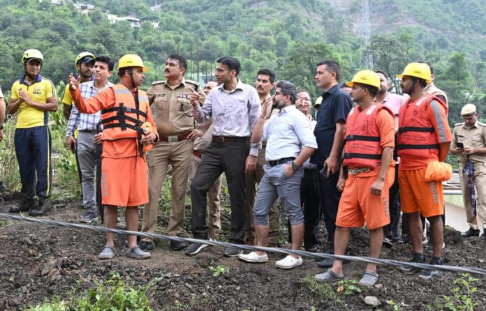 मुख्यमंत्री के निर्देश, आपदा प्रभावित क्षेत्रों में ग्राउंड जीरो पर पहुंचे डीएम सविन बंसल