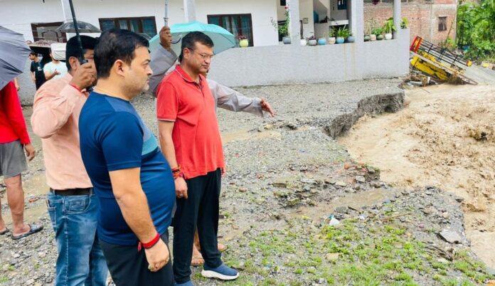 अतिवृष्टि के बीच मेयर सौरभ थपलियाल ने शहर का निरीक्षण कर किया समस्याओं का समाधान