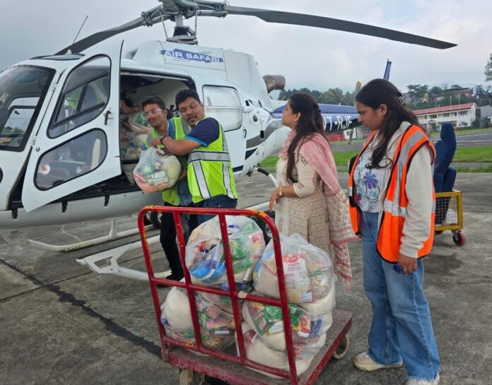 जिला प्रशासन मुस्तैद उप जिलाधिकारी कुमकुम जोशी की अध्यक्षता में जिला प्रशासन ने एयरलिफ्ट किया प्रभावित क्षेत्रों में राशन