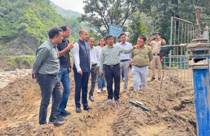 सचिव शैलेष बगोली ने आपदा से क्षतिग्रस्त पेयजल लाइनों को जल्द से जल्द दुरुस्त करने के निर्देश दिए