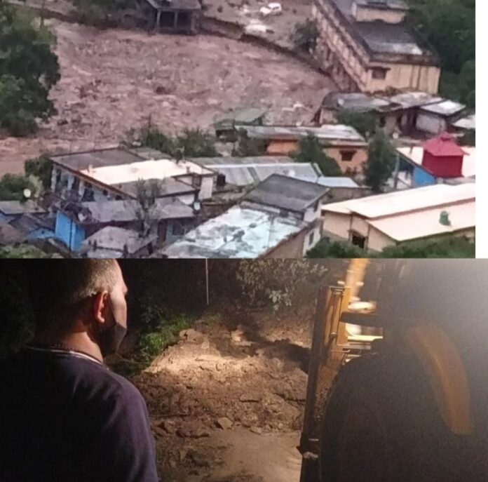 चमोली मे फटा बादल मलबा आने से 06 भवन पूर्ण छतिग्रस्त हुए है घटना मे 05 लोग लापता है 02 को बचा लिया गया है