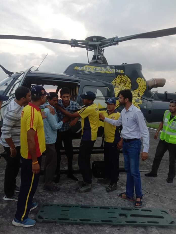 आपदा प्रभावित फूलेत गांव से गंभीर बीमार व्यक्ति को जिला प्रशासन ने एयर एंबुलेंस से पहुंचाया अस्पताल