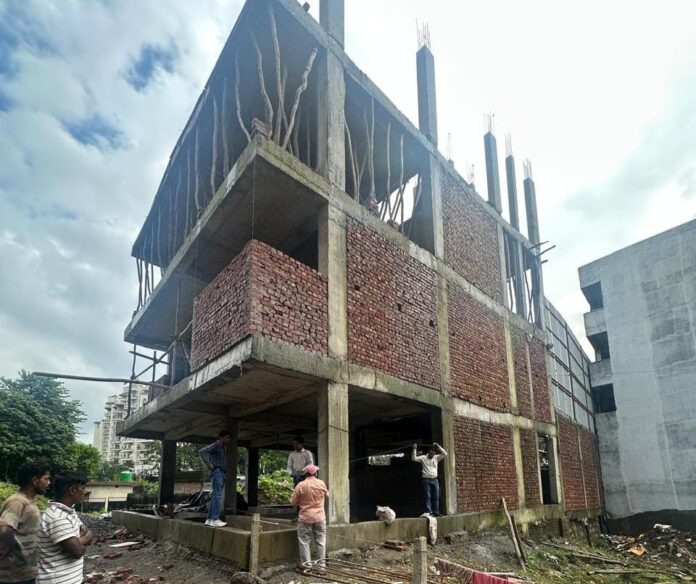 अवैध निर्माण पर एमडीडीए की सख्त कार्यवाही, बहुमंजिले भवन को किया सील