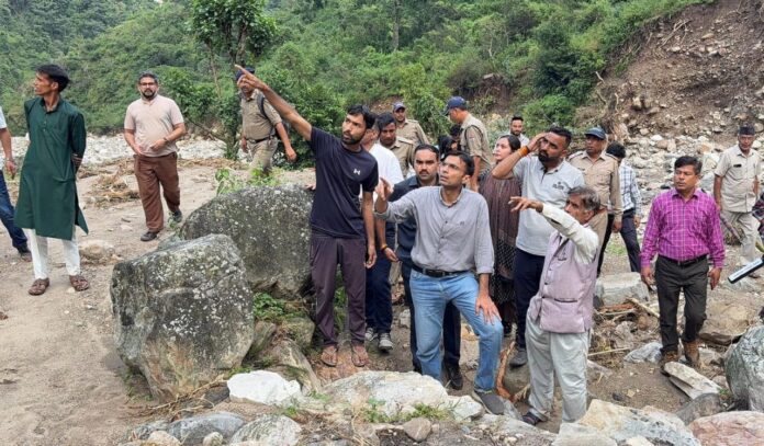 फुलेत, छमरोली, सिमयारी, सिल्ला, क्यारी, सिरोना, गांव की पगडंडी, खेत घुम डीएम ने जाना 4 हज़ार आपदा प्रभावित आबादी का दर्द