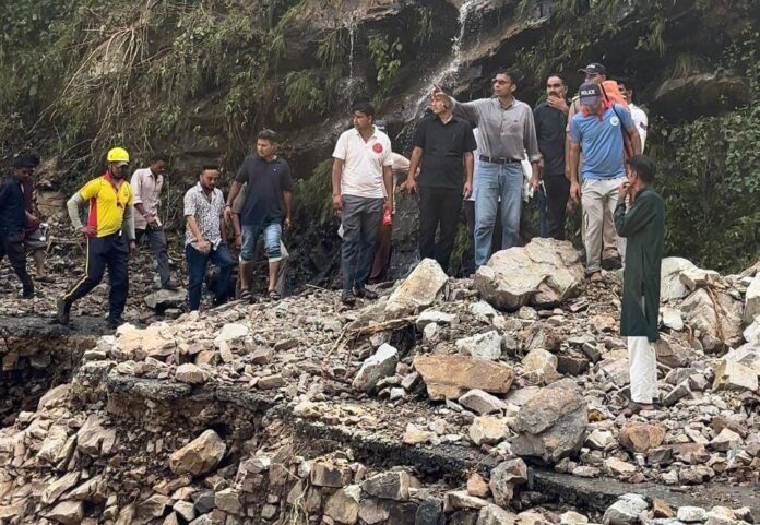 आपदा प्रबंधन एक्ट के तहत डीएम ने प्रभावित क्षेत्र फुलेत, छमरोली, सिमयारी, सिल्ला, क्यारी, सिरोना आदि में राहत बचाव को तैनात किए अधिकारी; अग्रिम आदेश तक रहेंगे तैनात