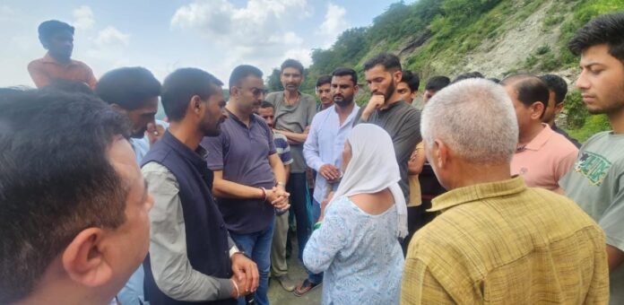 डीएम के निर्देश पर आपदा प्रभावित क्षेत्रों की पगडंडियों पर दौड़ रहे जिला प्रशासन के वरिष्ठ अधिकारी और विभाग