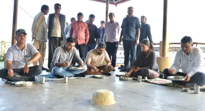 डीएम ने ग्रामीणों संग जमीन पर बैठ किया भोजन; बांटा प्रभावितों का दर्द