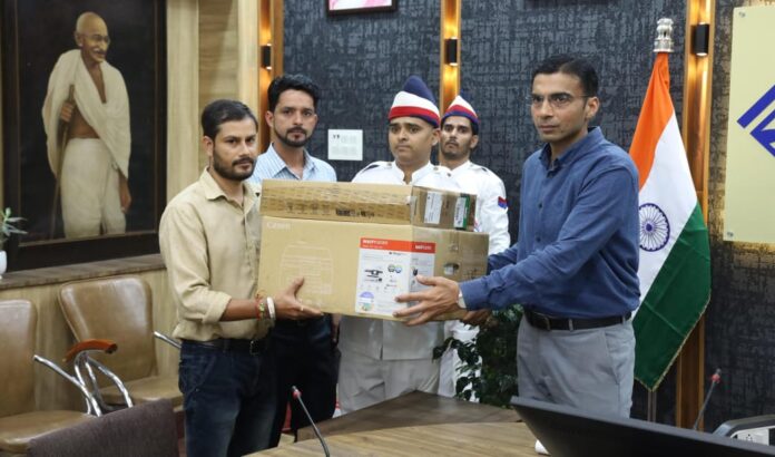 जिलाधिकारी सविन बंसल की पहल, स्वान के कॉप्स होंगे आधुनिक जिले में पहली बार कॉप्स को अपने बजट से वितरित किए उपकरण