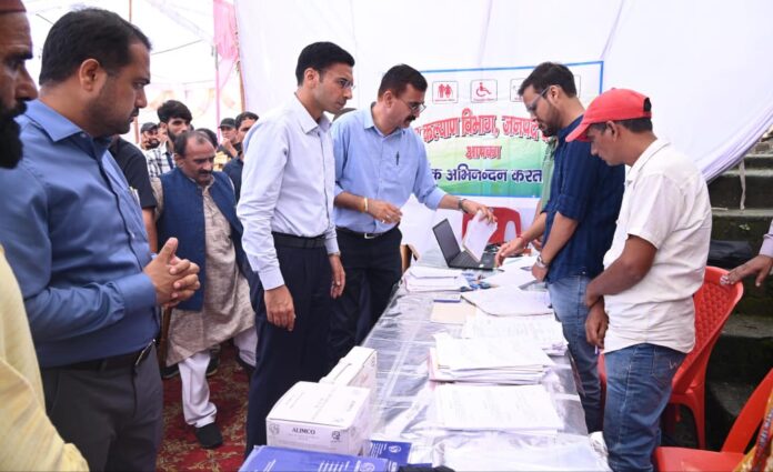 मुख्यमंत्री दुर्गम प्रथम के संकल्प को आगे बढ़ाते डीएम सविन; डीएम ने दूरस्थ क्षेत्र नागथात में बहुउद्देशीय शिविर लगाकर सुनी जन समस्याएं