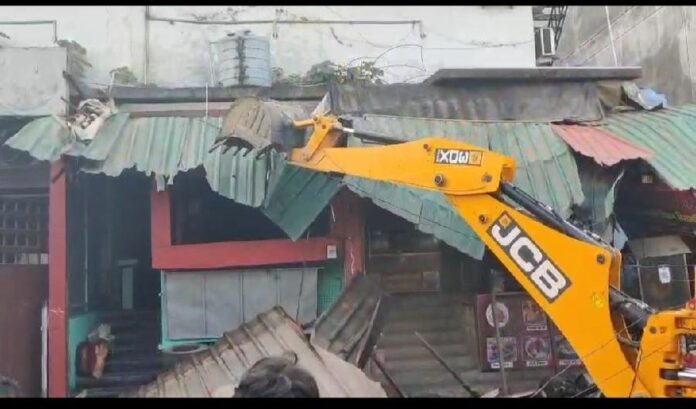 देहरादून ट्रांसपोर्ट नगर में अतिक्रमण पर चला एमडीडीए का बुलडोजर, कई क्षेत्रों में नियम विरुद्ध निर्माणों को भी किया सील