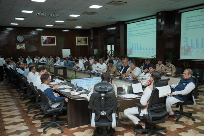 सीएम धामी ने प्रत्येक माह की 5 तारीख तक सभी विभागों को हेल्पलाइन 1905 पर प्राप्त शिकायतों की स्थिति रिपोर्ट मुख्यमंत्री कार्यालय में प्रस्तुत करने के दिए निर्देश