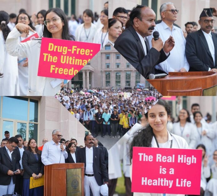 एसजीआरआरयू के छात्र-छात्राओं ने नशाविरुद्ध जनसंदेश रैली में दिया नशा ना करने का सन्देश