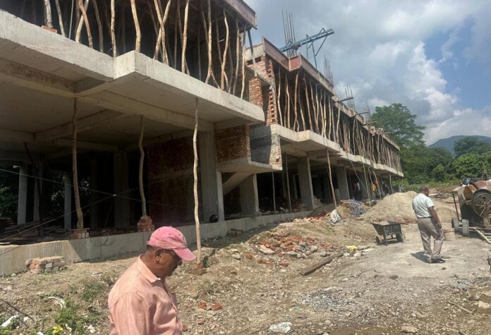 ट्रांसपोर्ट नगर में अतिक्रमण पर चला एमडीडीए और नगर निगम का संयुक्त बुलडोजर, दुकानों से हटाया गया अतिक्रमण