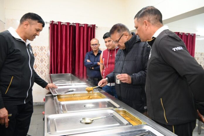 मंत्री गणेश जोशी ने आर्मी मैस का किया निरीक्षण, जवानों संग चाय पर चर्चा कर अपने सैन्य जीवन के अनुभव किए साझा