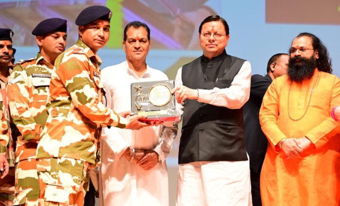 मुख्यमंत्री पुष्कर सिंह धामी में आपदा में सहयोग वाले कर्मियों को सम्मानित किया