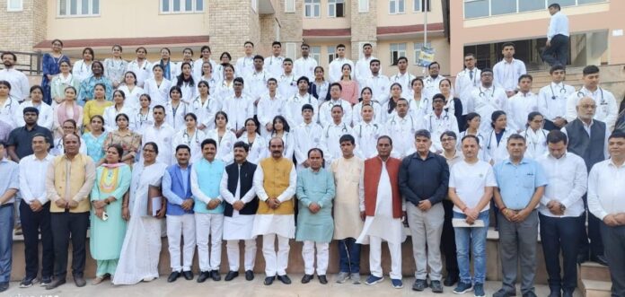 स्वास्थ्य मंत्री डा. रावत ने दिलाई मेडिकल छात्रों को चरक शपथ