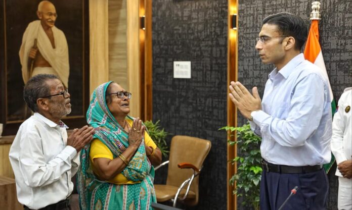 70 वर्षीय बुजुर्गों से अपने तीन नौनिहालों वाले बेटे बहु को बेदखल न करने का डीएम ने किया आग्रह