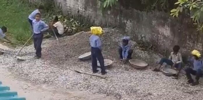 स्कूली बच्चों से रेता बजरी उठवाने पर प्राथमिक विद्यालय बंजारावाला की प्रधानाचार्य निलंबित