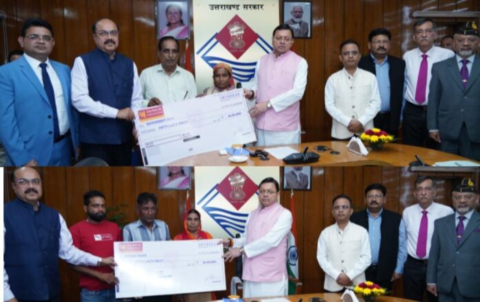उपनल के माध्यम से सेवारत तीन कार्मिकों की दुर्घटना में मुत्यु होने के उपरान्त उनके आश्रितों को मुख्यमंत्री पुष्कर सिंह धामी ने 50-50 लाख की सहायता राशि के चेक प्रदान किये