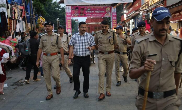 आगामी त्यौहारी सीजन के दृष्टिगत खरीदारी हेतु भारी संख्या में आमजन के मुख्य बाजारों में आवागमन की संभावना के दृष्टिगत वरिष्ठ पुलिस अधीक्षक देहरादून द्वारा घंटाघर पर परखी यातायात व्यवस्था एवं पल्टन बाज़ार तथा लक्खी बाग क्षेत्र का भ्रमण कर पुलिस व्यवस्थाओं का लिया जायजा
