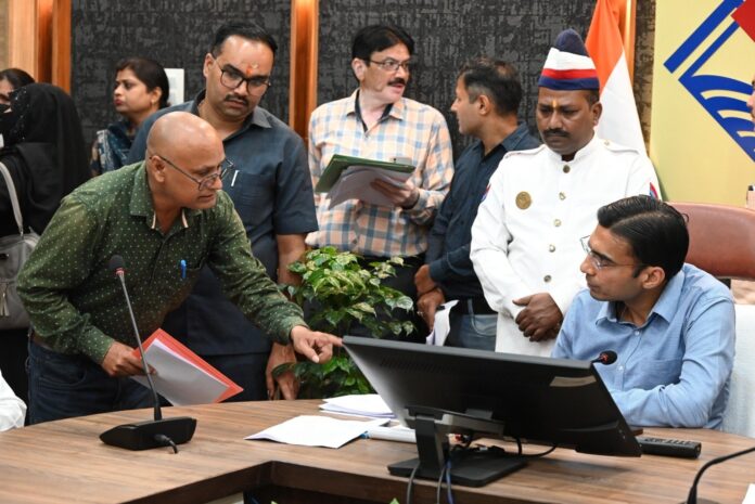 जिलाधिकारी सविन बंसल ने एनएच-7 पर अवैध निर्माण व सरकारी भूमि पर कब्जे के मामलों में त्वरित कार्रवाई के दिए आदेश