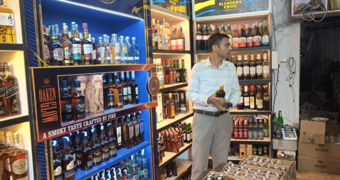 सर्किल बार में आग की घटना पर डीएम सख्त; बार लाइसेंस 15 दिन के लिए निलंबित